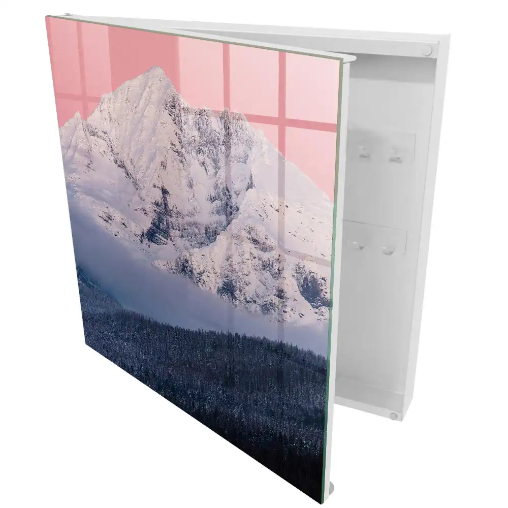 Boîte à clés montagnes enneigées dans une lumière rose