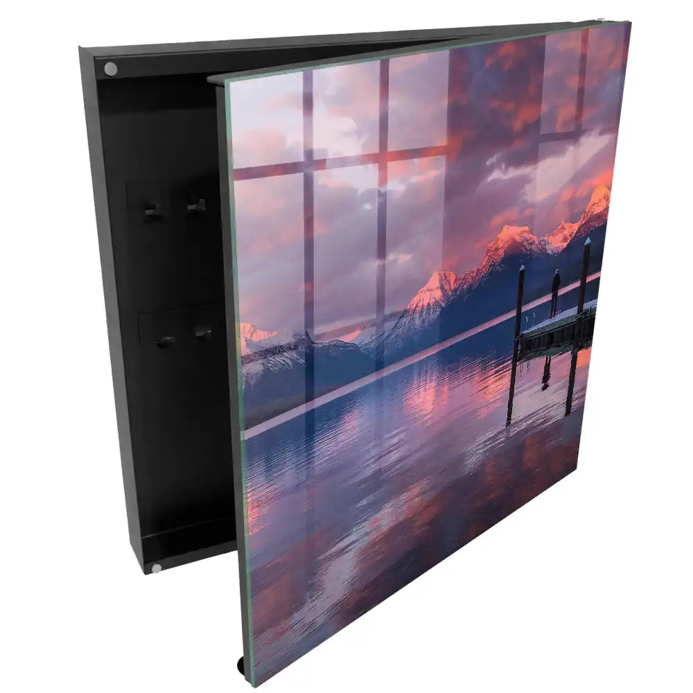 Armoire à clés coucher de soleil sur un lac dans les montagnes