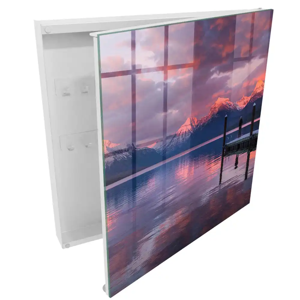 Armoire à clés coucher de soleil sur un lac dans les montagnes