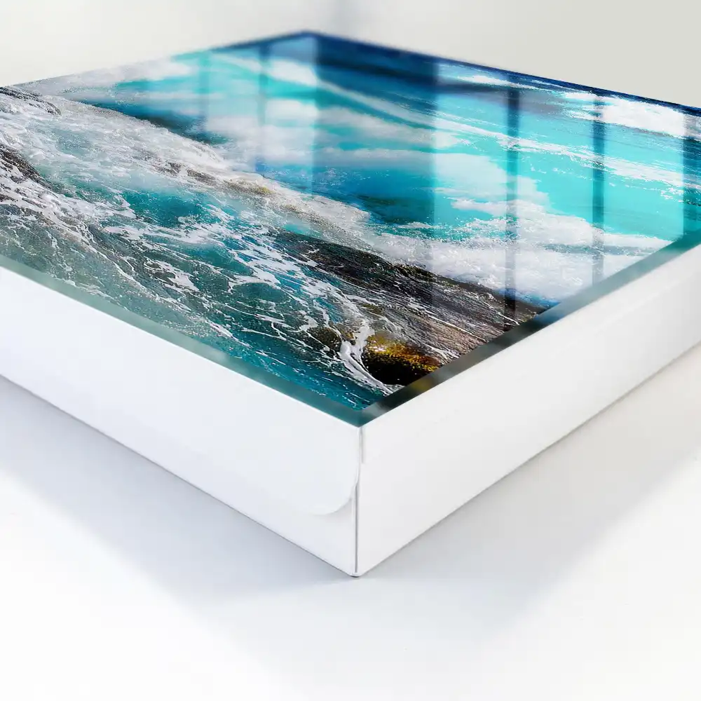 Boîte à clés mer turquoise ondulée avec de l'écume blanche