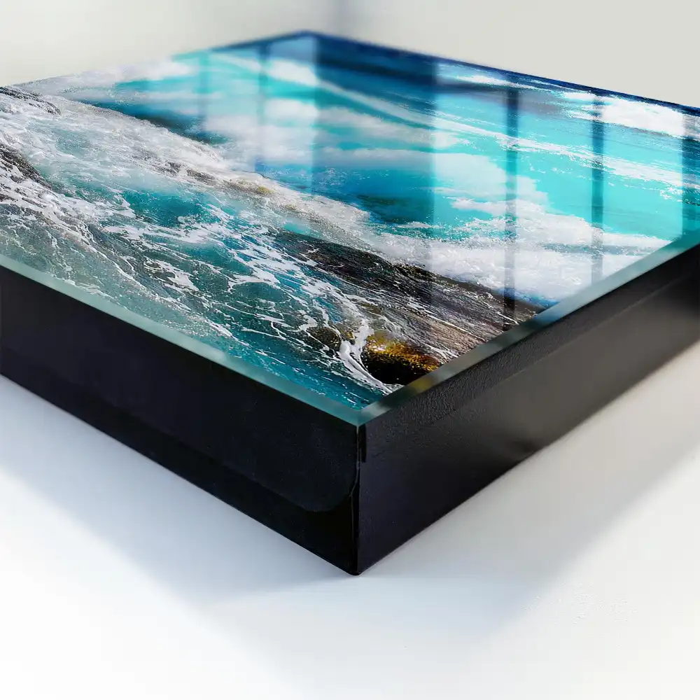 Boîte à clés mer turquoise ondulée avec de l'écume blanche