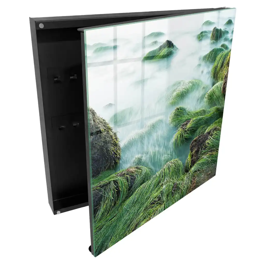 Armoire à clés des rochers verdoyants et une mer calme sans brouillard