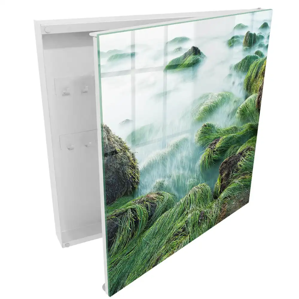 Armoire à clés des rochers verdoyants et une mer calme sans brouillard