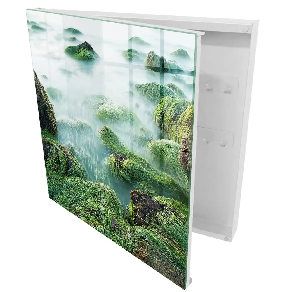 Armoire à clés des rochers verdoyants et une mer calme sans brouillard