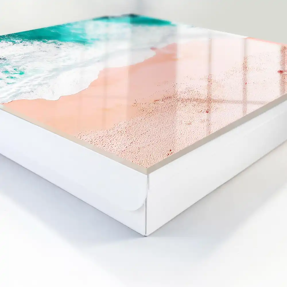 Boîte à clés vagues joyeuses sur fond de sable rose