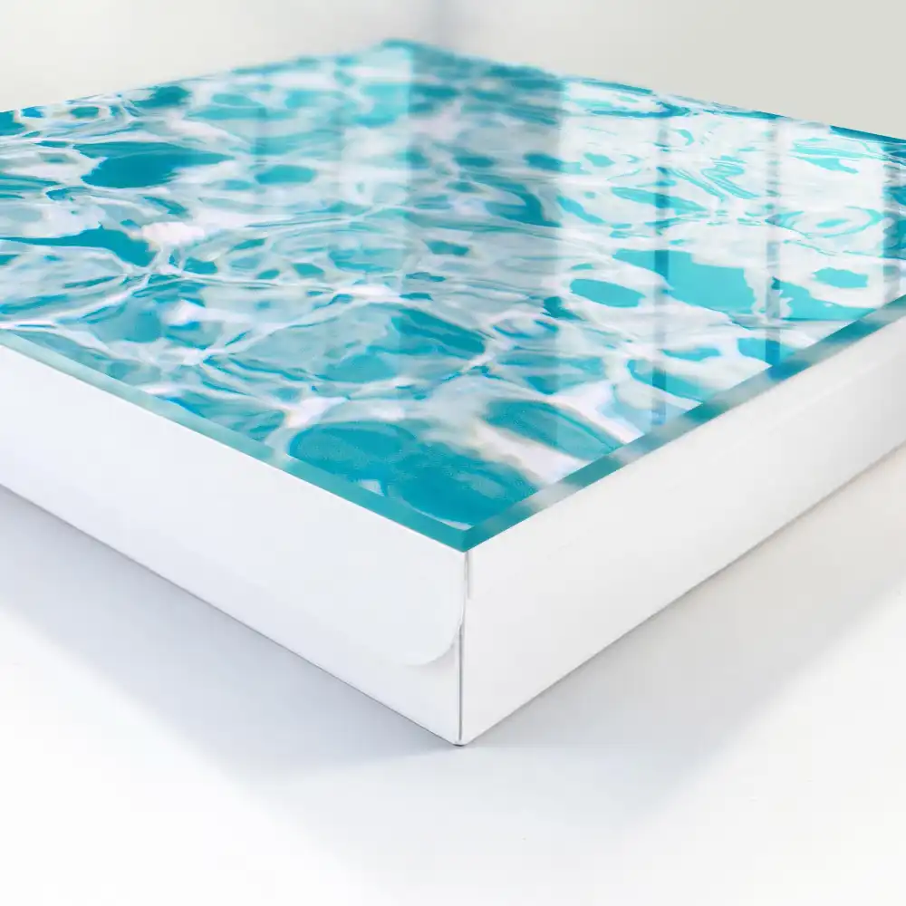 Boîte à clés reflets azur dans l'eau - un effet hypnotisant