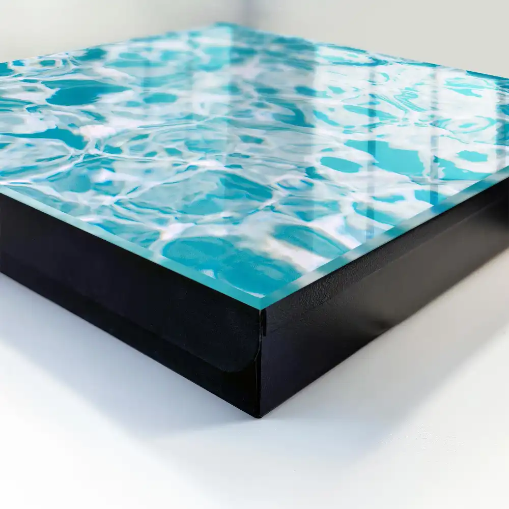 Boîte à clés reflets azur dans l'eau - un effet hypnotisant