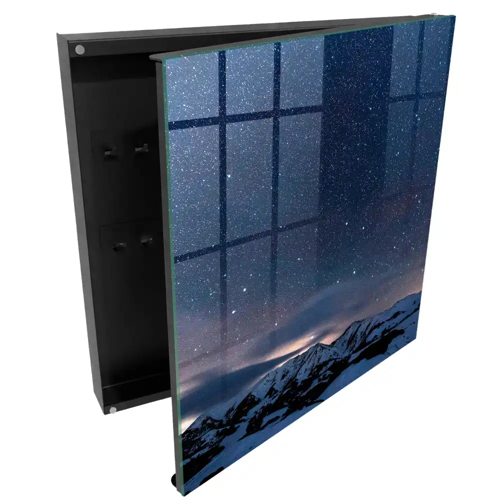 Armoire à clés montagnes enneigées la nuit sous un ciel étoilé