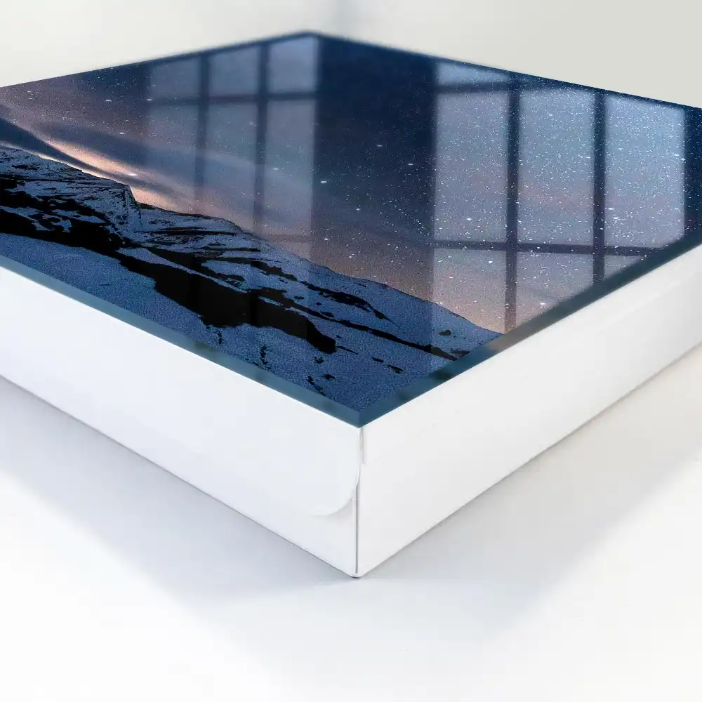 Armoire à clés montagnes enneigées la nuit sous un ciel étoilé