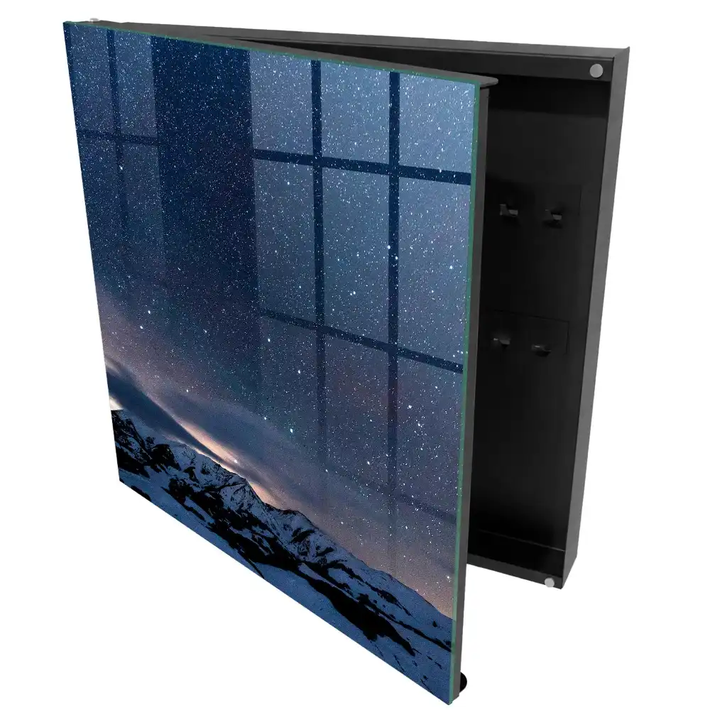 Armoire à clés montagnes enneigées la nuit sous un ciel étoilé