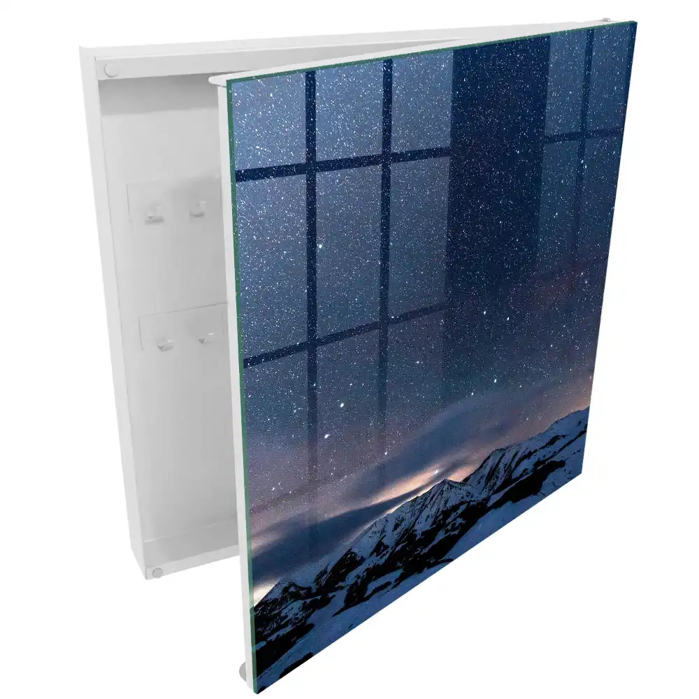 Armoire à clés montagnes enneigées la nuit sous un ciel étoilé