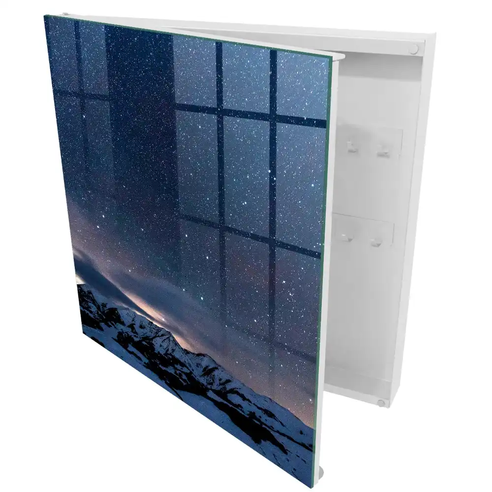 Armoire à clés montagnes enneigées la nuit sous un ciel étoilé