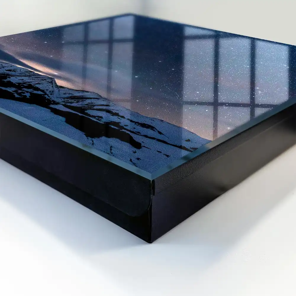 Armoire à clés montagnes enneigées la nuit sous un ciel étoilé