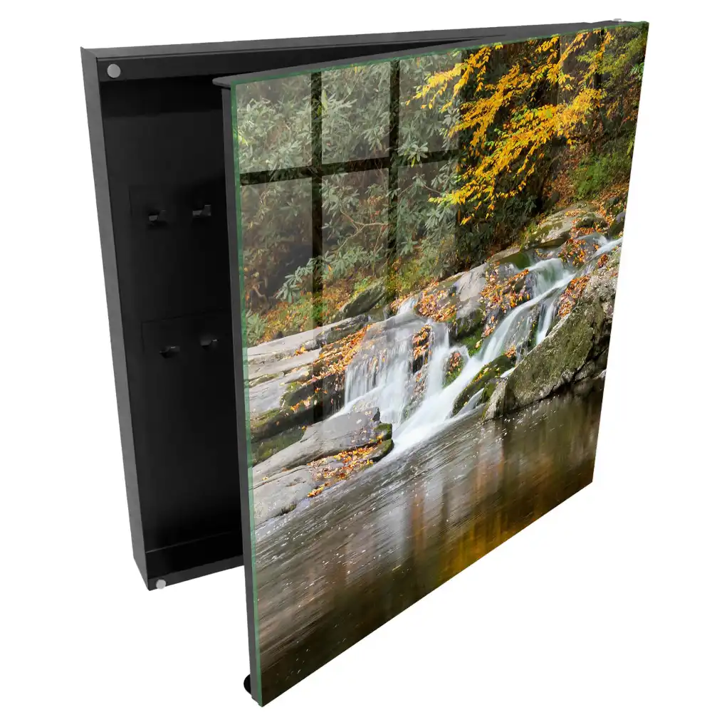Boîte à clés murale cascade d'automne dans un cadre paisible