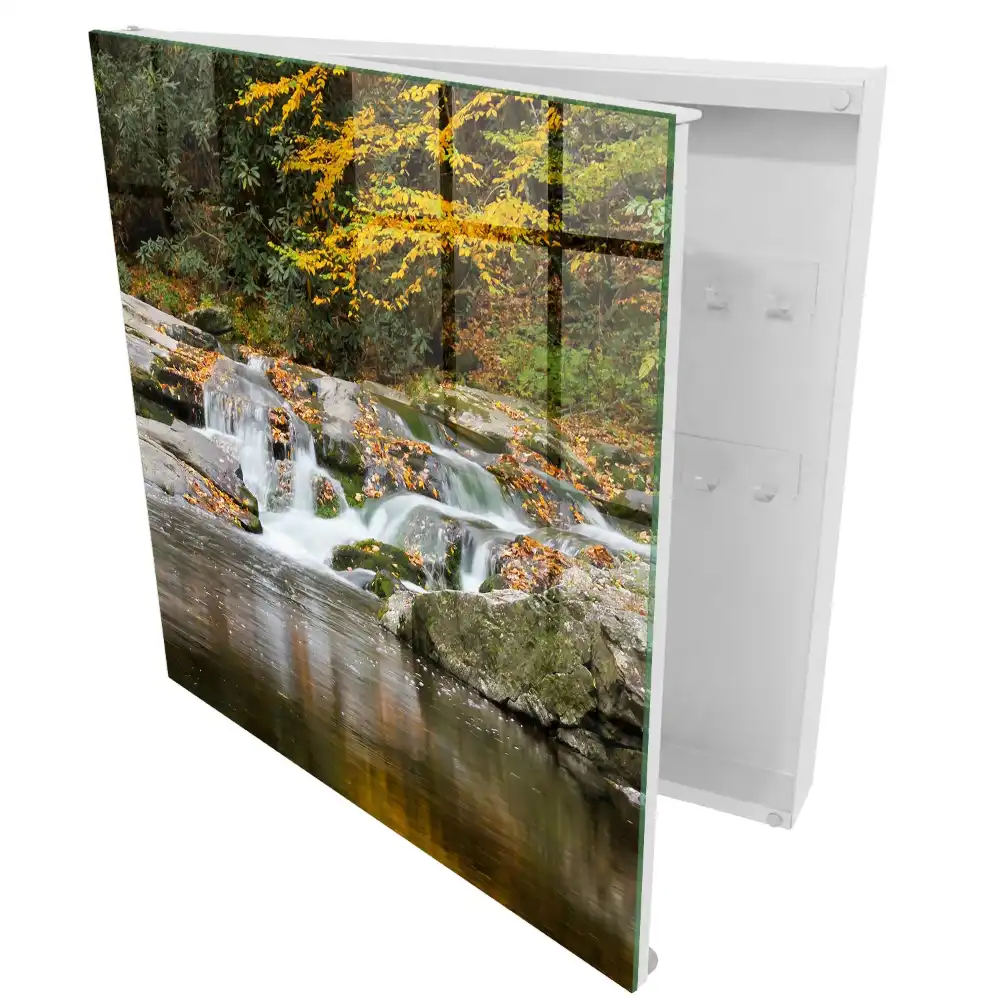 Boîte à clés murale cascade d'automne dans un cadre paisible