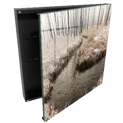 Boîte à clés forêt hivernale avec une rivière dans le brouillard