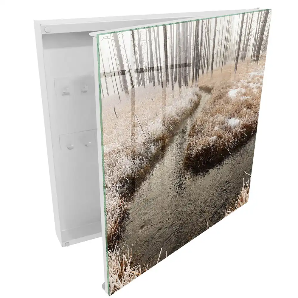 Boîte à clés forêt hivernale avec une rivière dans le brouillard