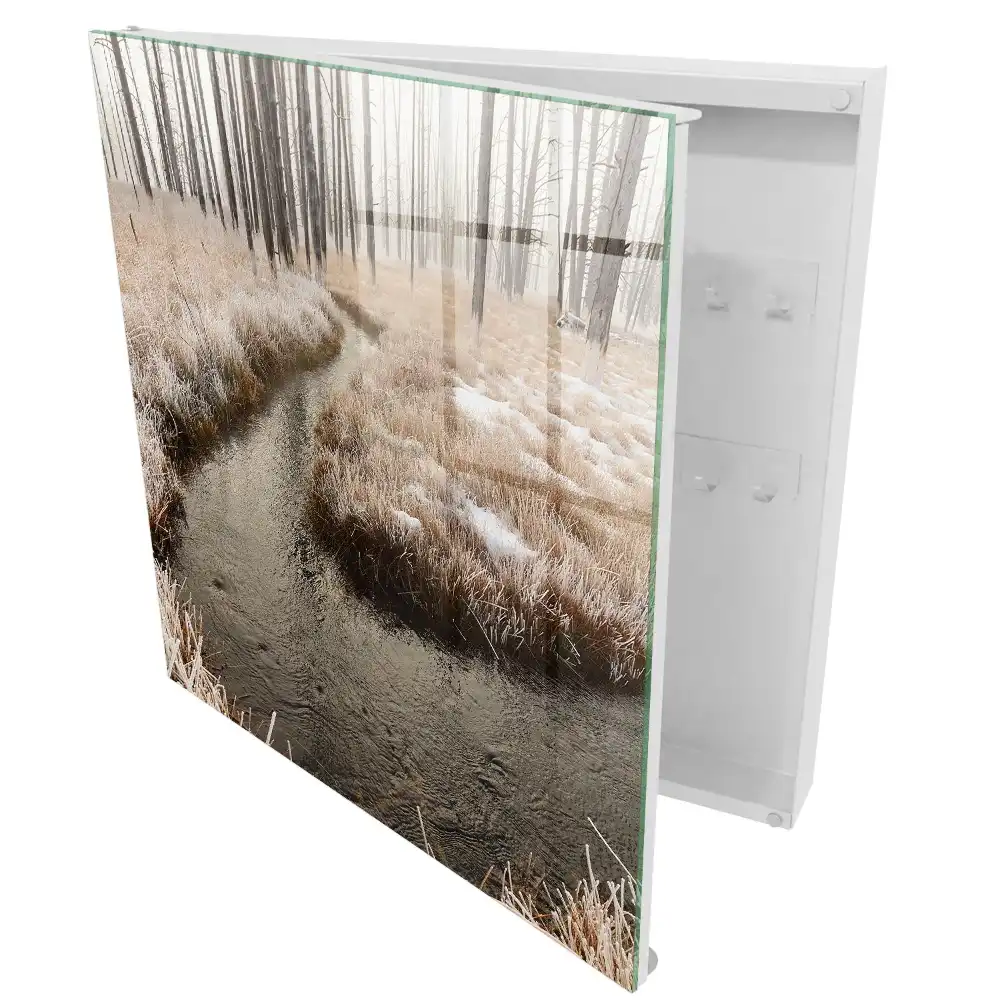 Boîte à clés forêt hivernale avec une rivière dans le brouillard