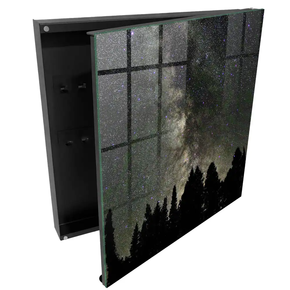 Boîte à clés murale un ciel nocturne rempli d'étoiles au-dessus d'arbres sombres