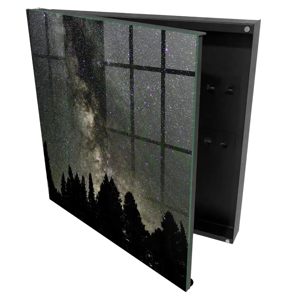 Boîte à clés murale un ciel nocturne rempli d'étoiles au-dessus d'arbres sombres