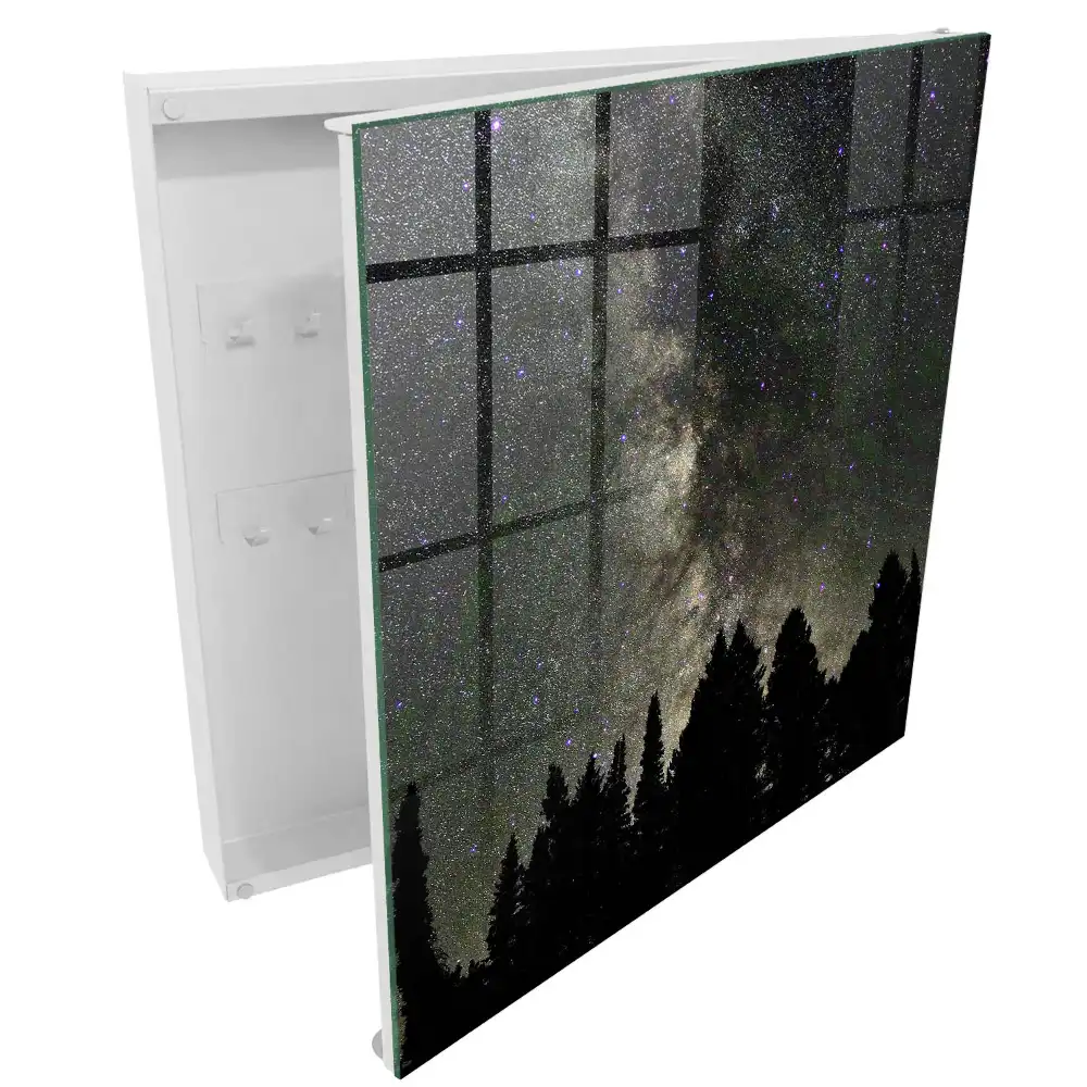 Boîte à clés murale un ciel nocturne rempli d'étoiles au-dessus d'arbres sombres