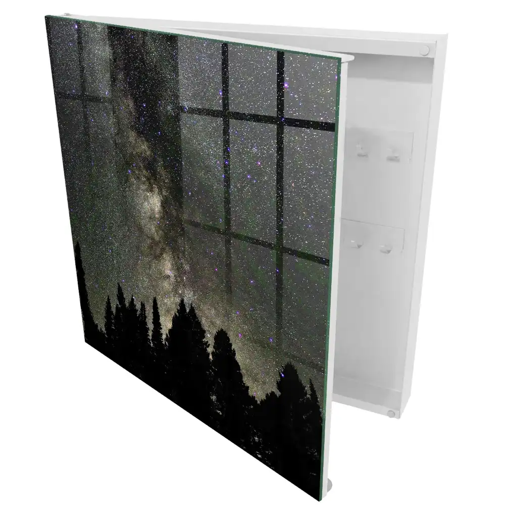 Boîte à clés murale un ciel nocturne rempli d'étoiles au-dessus d'arbres sombres