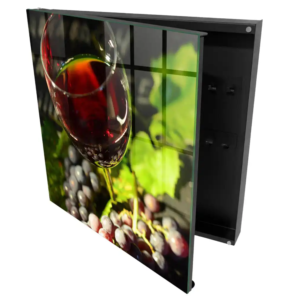 Boîte à clés une composition à base de raisins et de vin rouge foncé