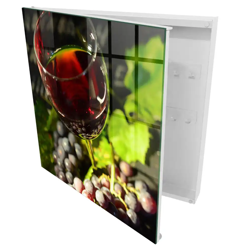 Boîte à clés une composition à base de raisins et de vin rouge foncé