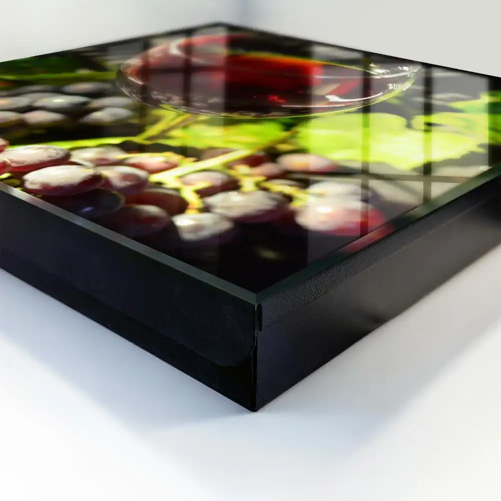 Boîte à clés une composition à base de raisins et de vin rouge foncé