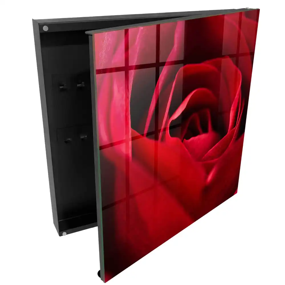 Armoire à clés des rouges saturés et des pétales de rose délicats