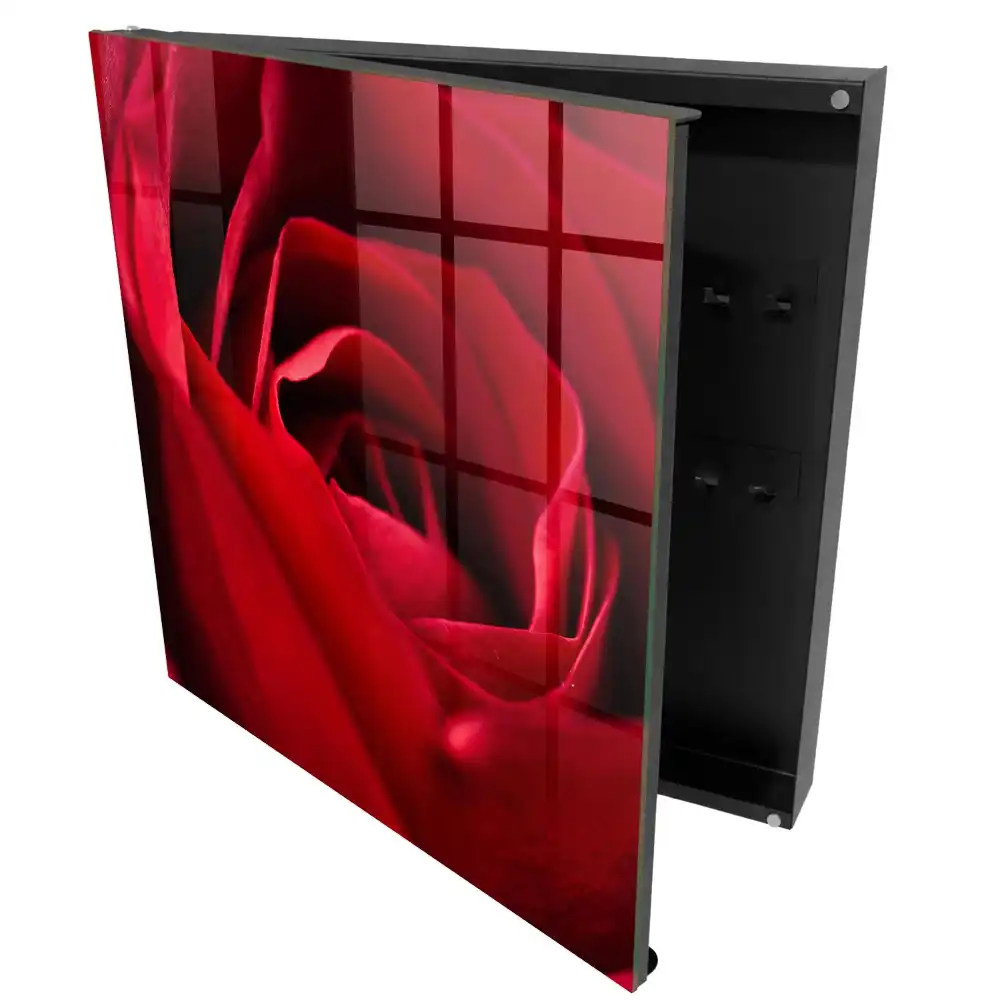 Armoire à clés des rouges saturés et des pétales de rose délicats