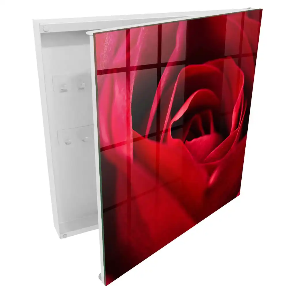 Armoire à clés des rouges saturés et des pétales de rose délicats