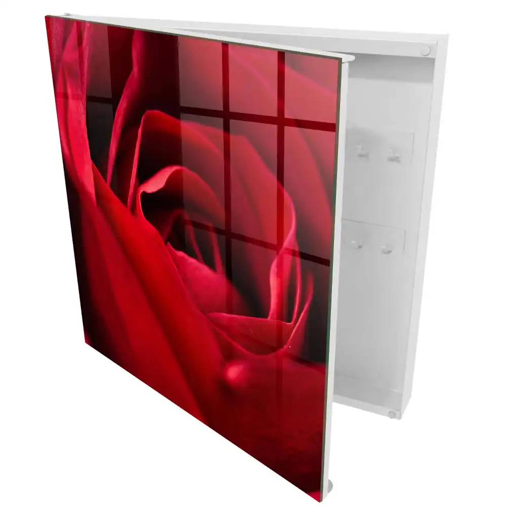 Armoire à clés des rouges saturés et des pétales de rose délicats