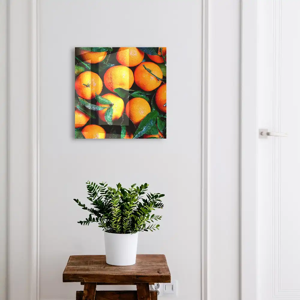 Boîte à clés des oranges juteuses parmi les feuilles vertes