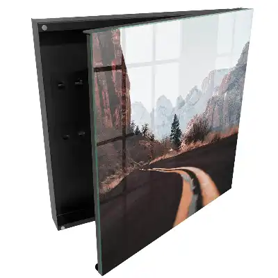 Armoire à clés route sinueuse au milieu des montagnes ciel bleu