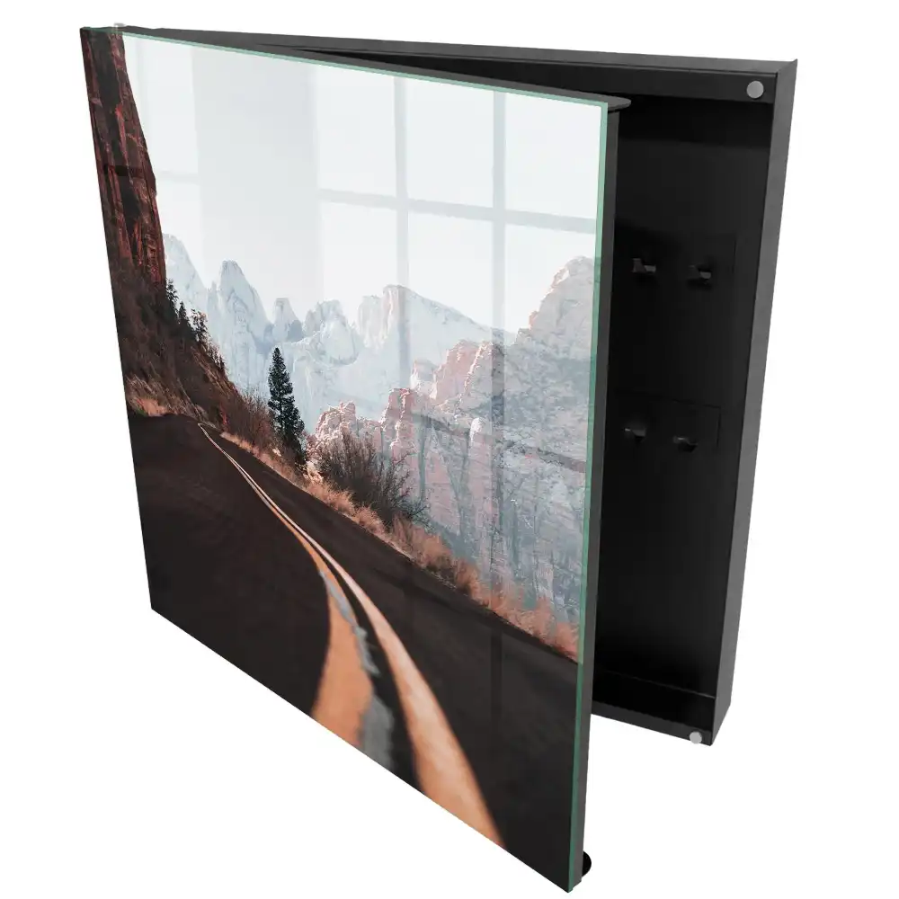 Armoire à clés route sinueuse au milieu des montagnes ciel bleu
