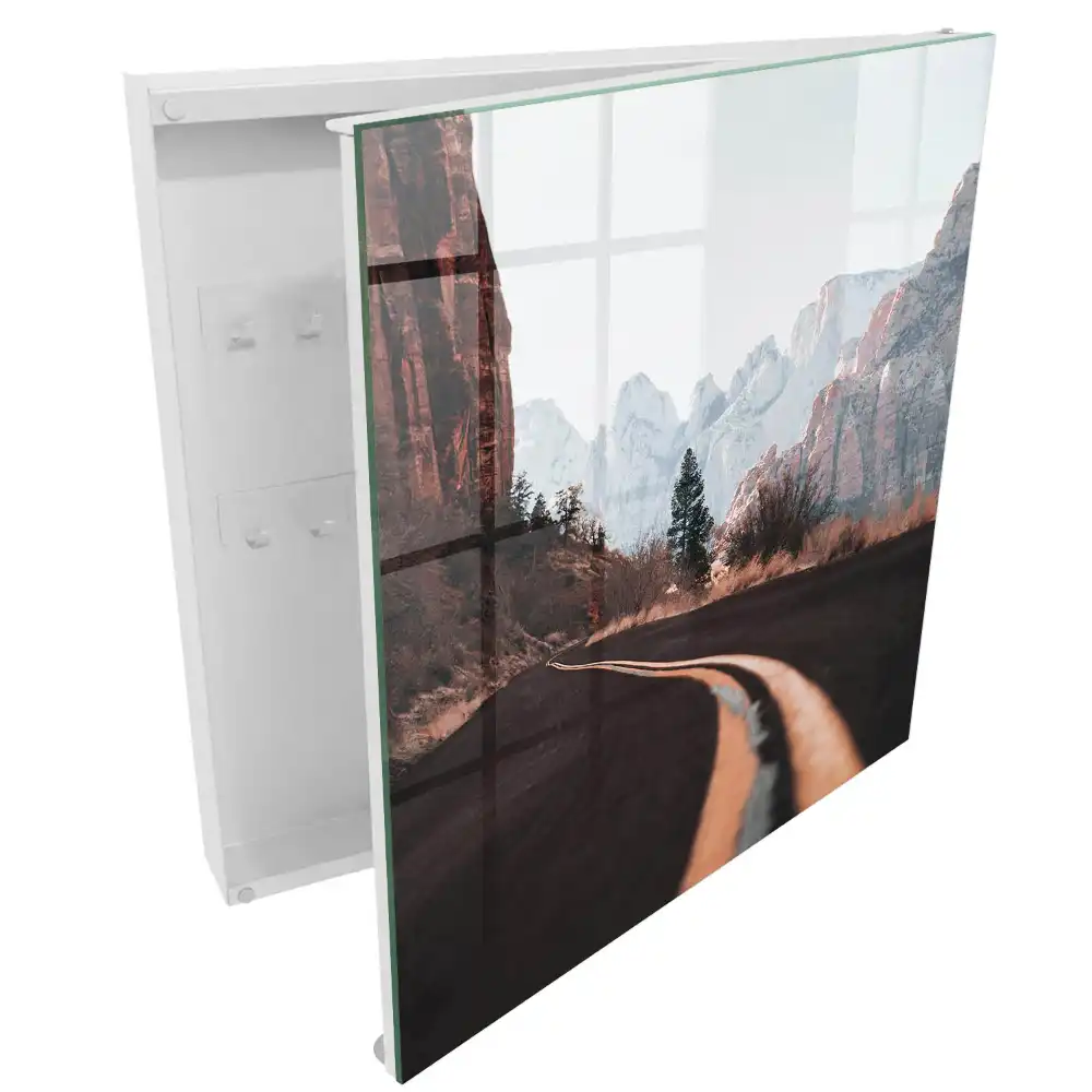 Armoire à clés route sinueuse au milieu des montagnes ciel bleu