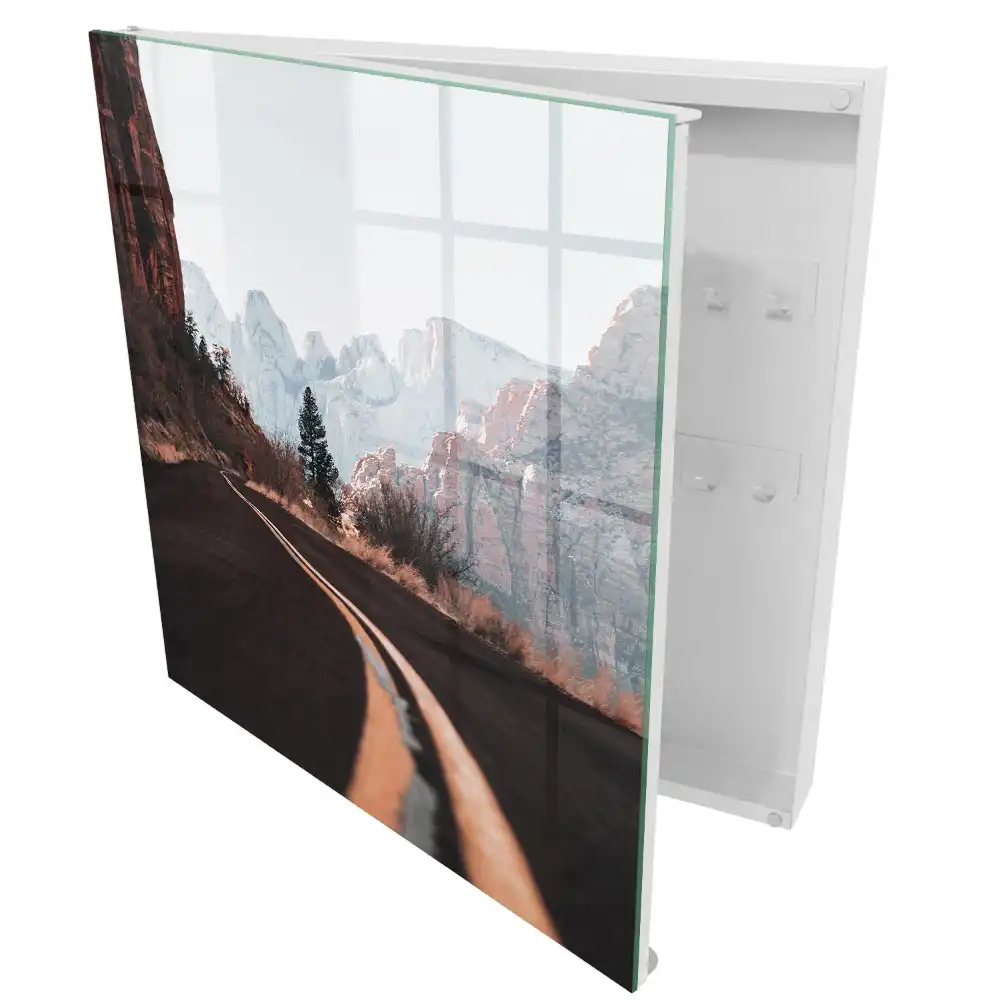Armoire à clés route sinueuse au milieu des montagnes ciel bleu