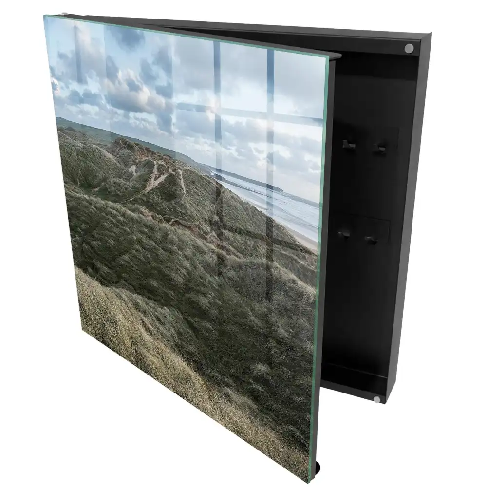 Armoire à clés des collines verdoyantes sous un ciel bleu