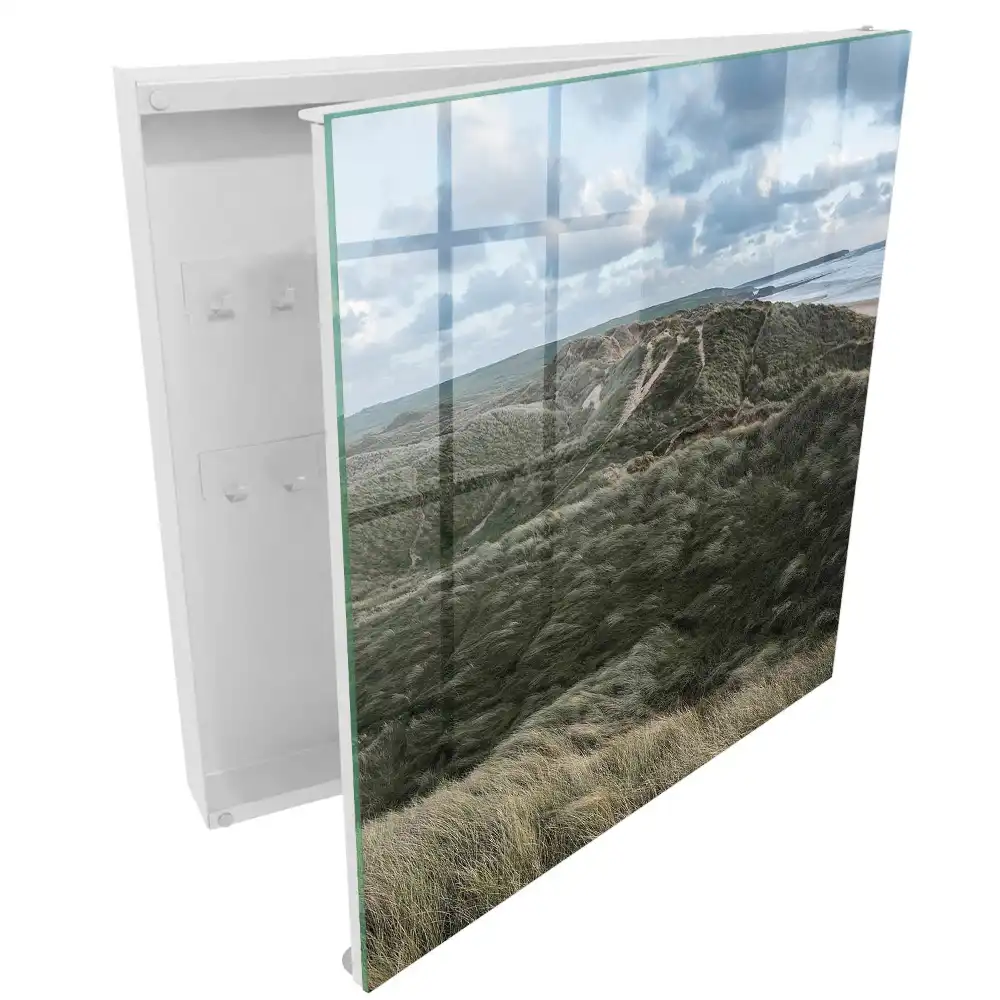Armoire à clés des collines verdoyantes sous un ciel bleu