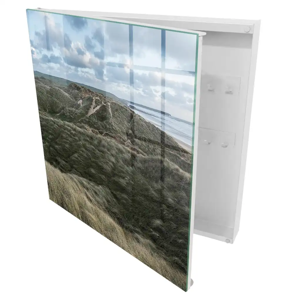 Armoire à clés des collines verdoyantes sous un ciel bleu