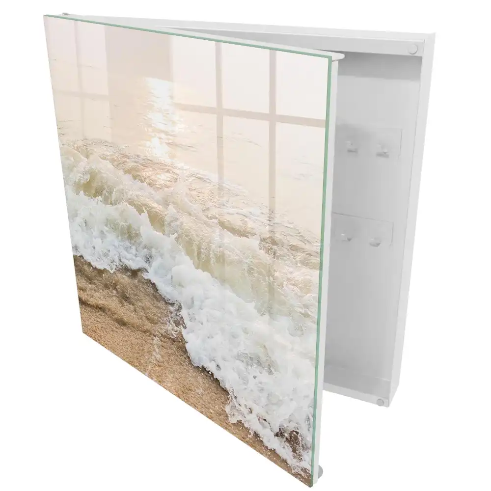 Boîte à clés murale vagues sur le sable sous les rayons du soleil