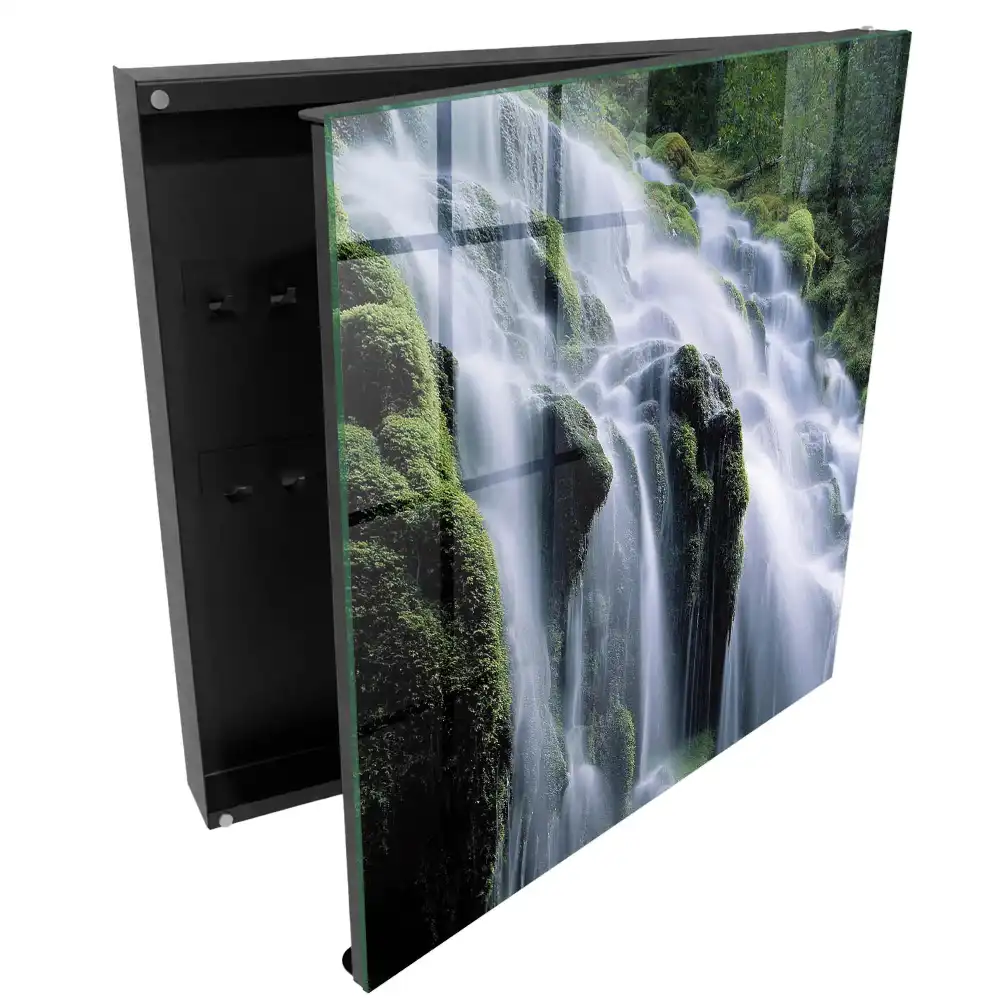 Armoire à clés une cascade entourée de verdure
