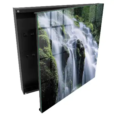 Armoire à clés une cascade entourée de verdure