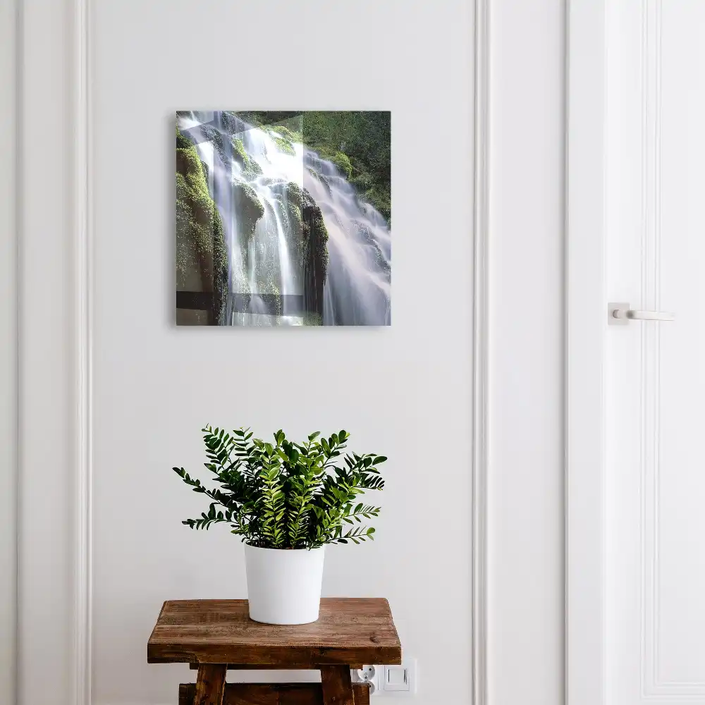 Armoire à clés une cascade entourée de verdure