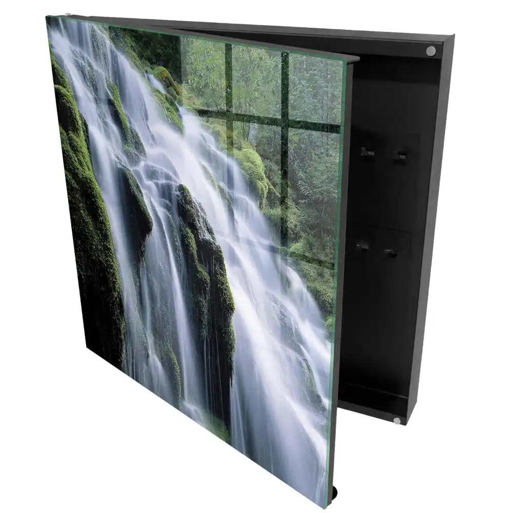 Armoire à clés une cascade entourée de verdure