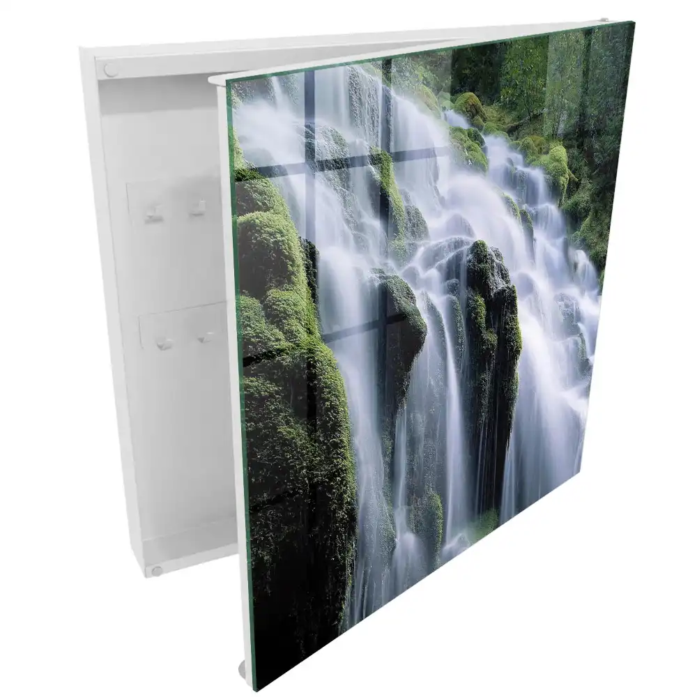 Armoire à clés une cascade entourée de verdure