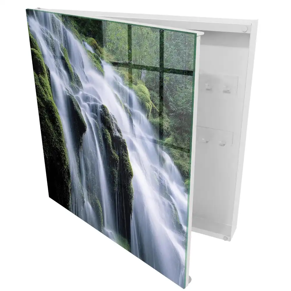 Armoire à clés une cascade entourée de verdure