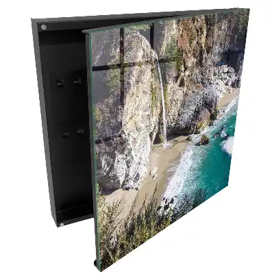 Boîte à clés une cascade se jetant dans l'océan au pied des falaises