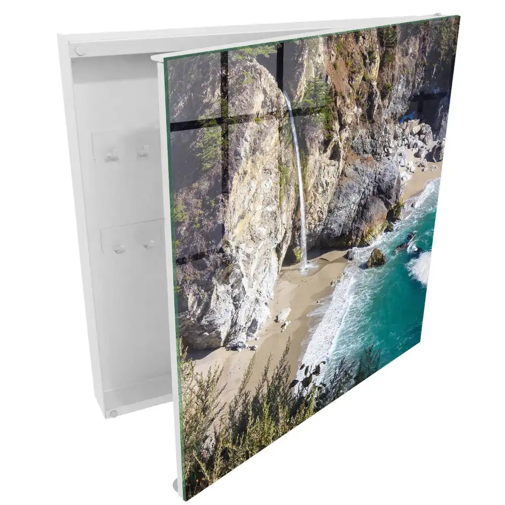 Boîte à clés une cascade se jetant dans l'océan au pied des falaises